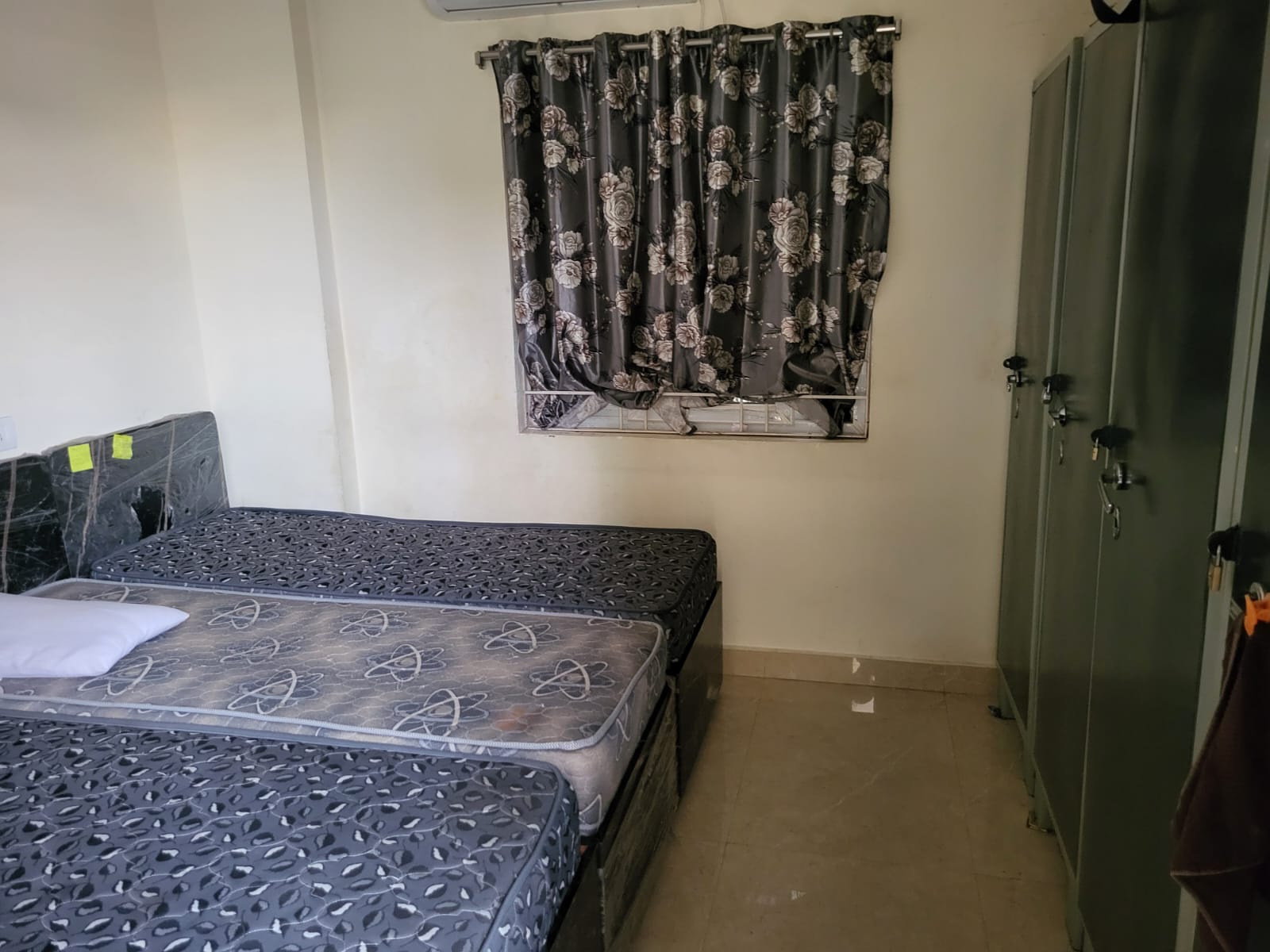Shared room with lockers at S A M Women's PG